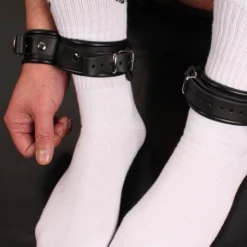 The Red Double Menottes Poignets Et Chevilles 9 The Red Double Menottes Poignets Et Chevilles -Pas Cher Vestiaire Fetish Magasin double menottes en cuir 3