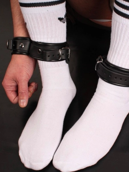 The Red Double Menottes Poignets Et Chevilles 4 The Red Double Menottes Poignets Et Chevilles – Image 4