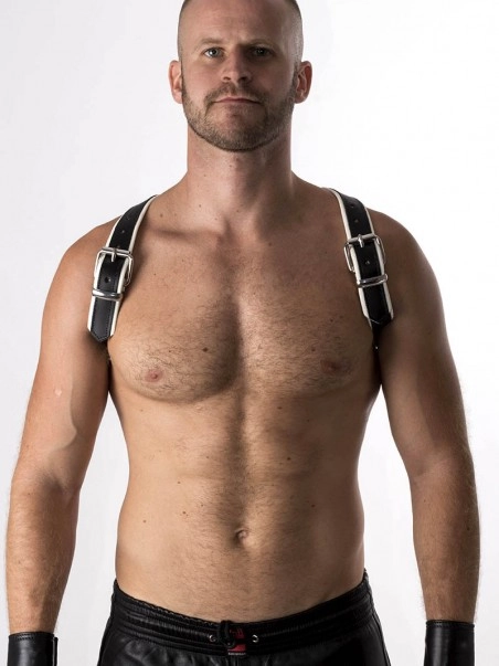 RoB Accessoires Harnais Epaules Bords Blancs En Cuir Souple 2 RoB Accessoires Harnais Epaules Bords Blancs En Cuir Souple – Image 2