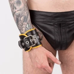 RoB Accessoires Menottes Cuir Bords Jaunes -Pas Cher Vestiaire Fetish Magasin menottes de poignets cuir 3