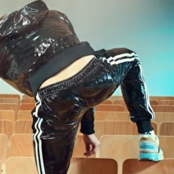 Mr. Riegillio Pantalon Sportswear PVC à Bandes Blanches - Mr Riegillio -Pas Cher Vestiaire Fetish Magasin pantalon sportswear pvc a bandes blanches mr riegillio 3